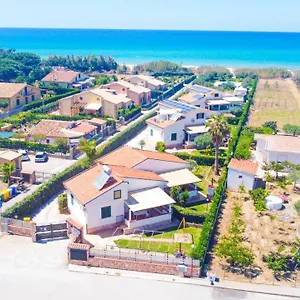 Vakantiehuis Vacanze Mare Nostrum - In Front Of The With Pool, Campofelice Di Roccella